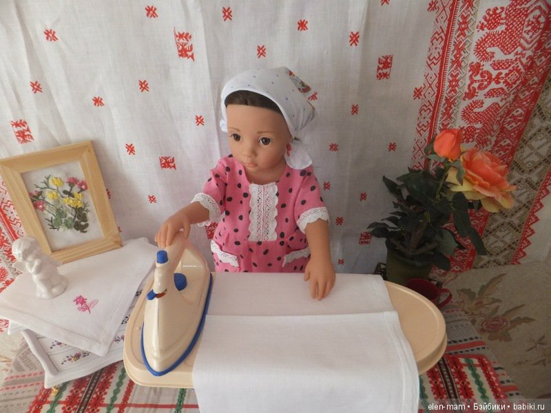 Кира гладит бельё