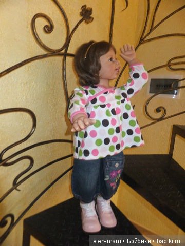 Мия на лестнице