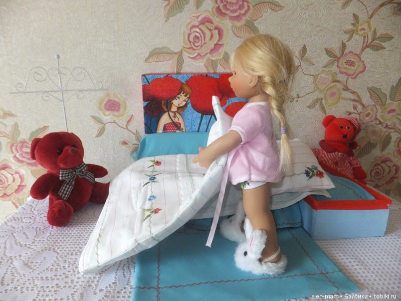 Маруся заправляет постель