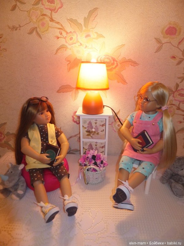 Тинка и Алина с книжками