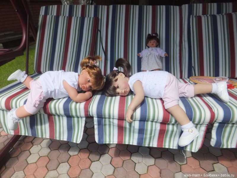 Миддлтошки летом, спят на качелях