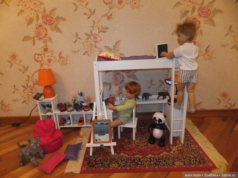 Денис и Филипп в своей комнате 2