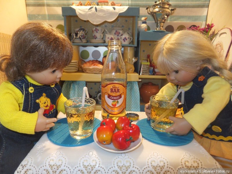 Даня и маруся пьют газировку