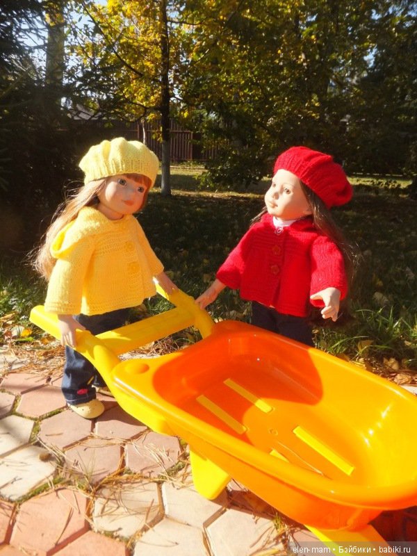 Алиса и мара с садовой тачкой