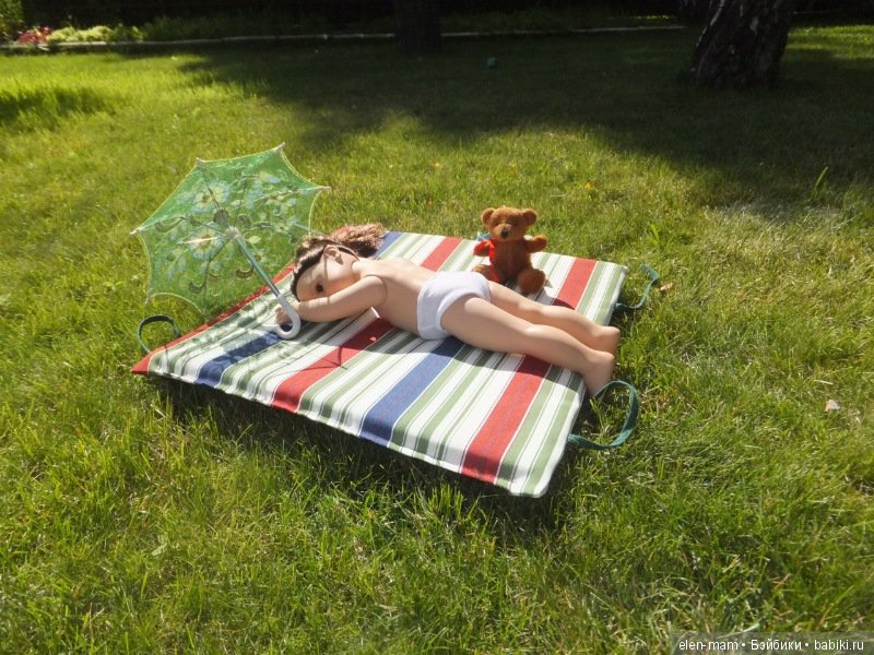 Эмма загорает 2