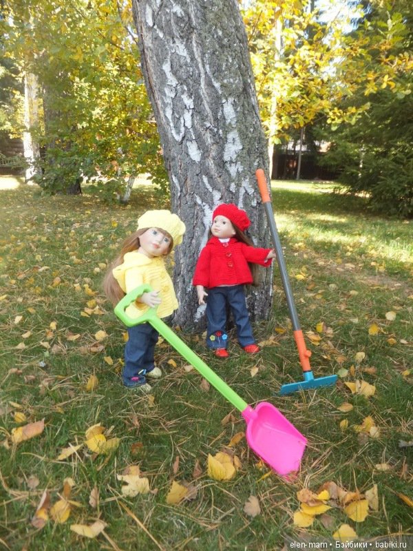 Алиса и Мара убирают листву