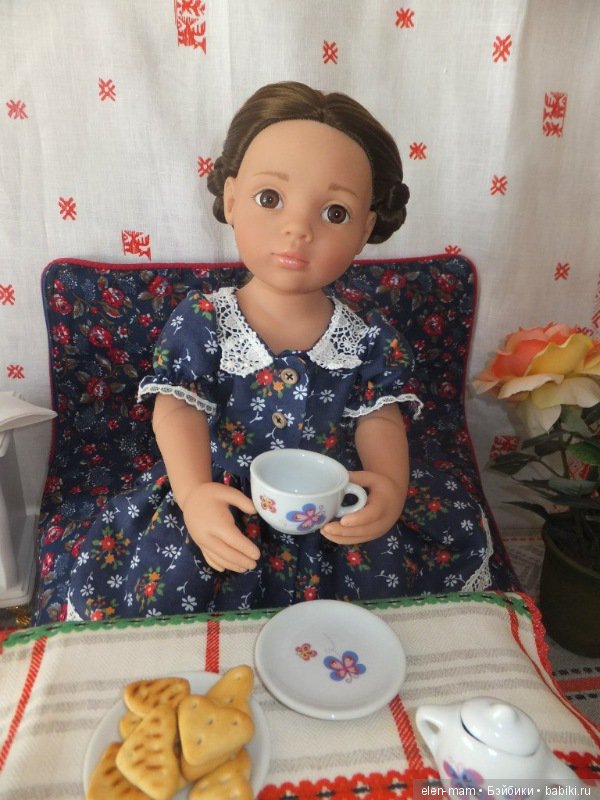 Кира пьёт чай