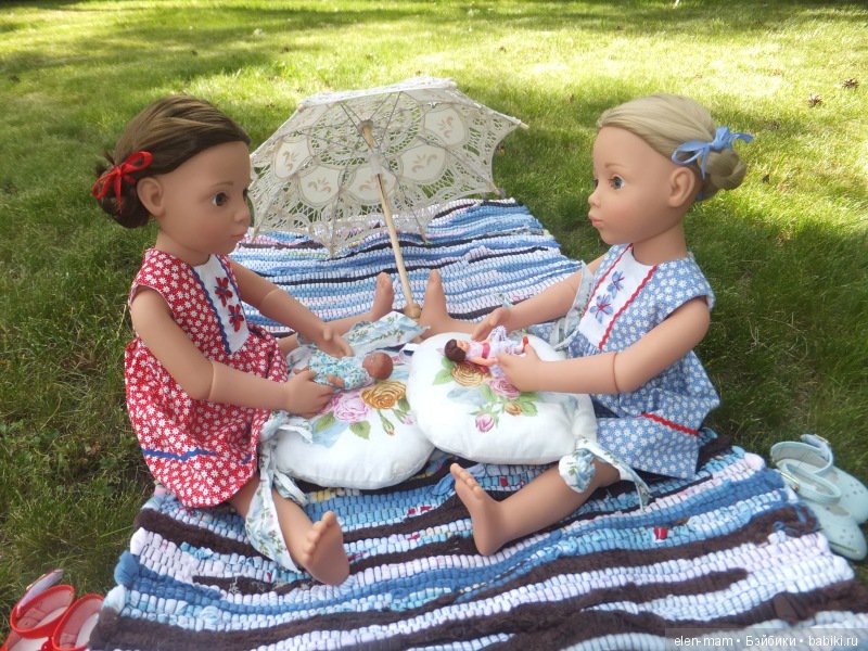 Кира и Нюра в саду, играют с куклами