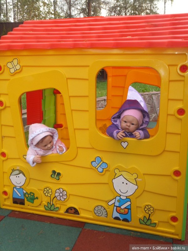 Маша и Стеша в домике