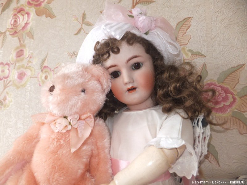 Вера и розовый мишка