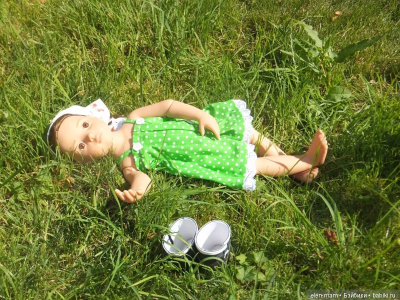 Кира в траве