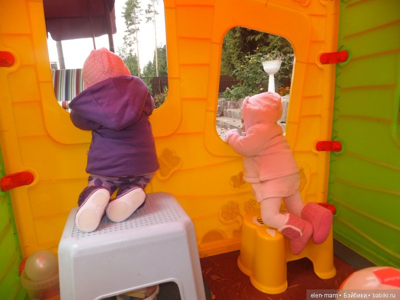 Маша и Стеша в домике 2