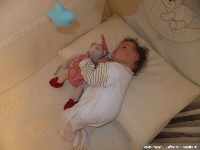 Стеша в кроватке