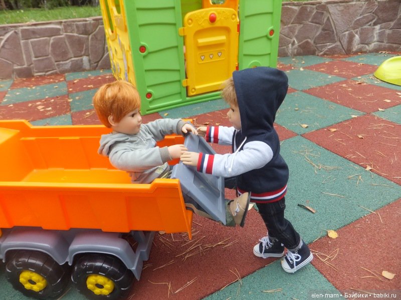 мальчишки, катание на грузовике