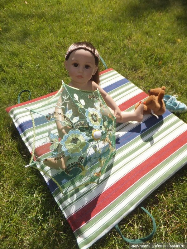 Эмма загорает