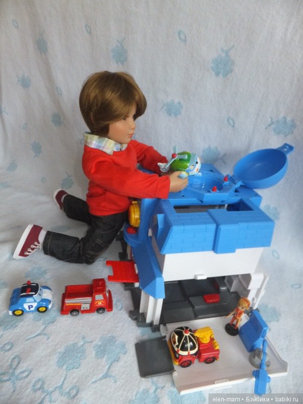 Майк играет