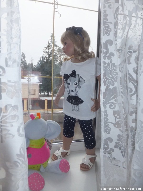 Рамона на окне