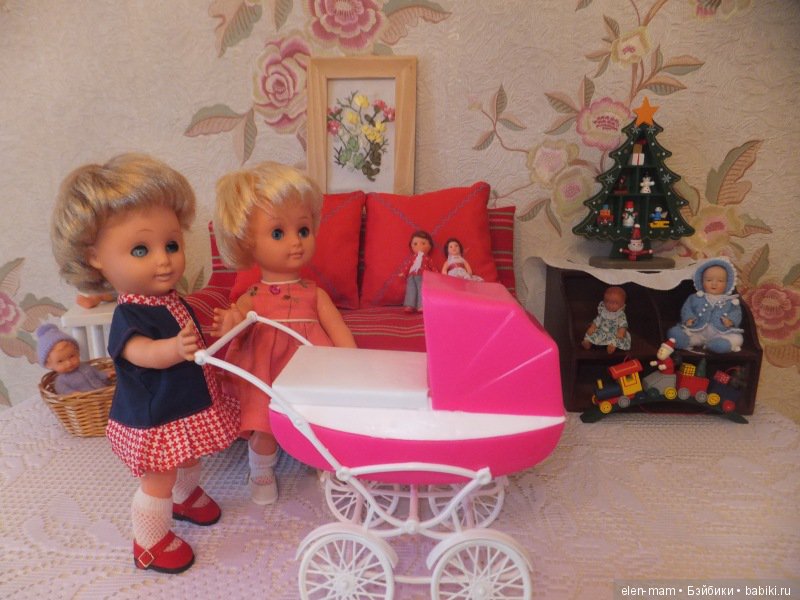 Юлька и сестрёнка с коляской