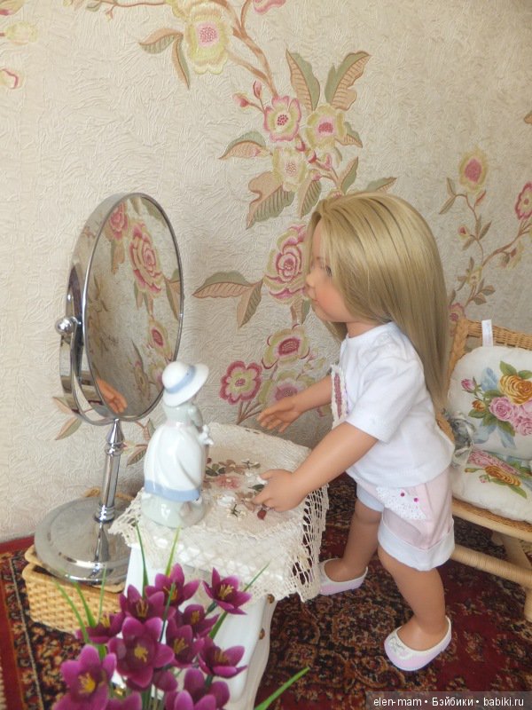 Арина у зеркала