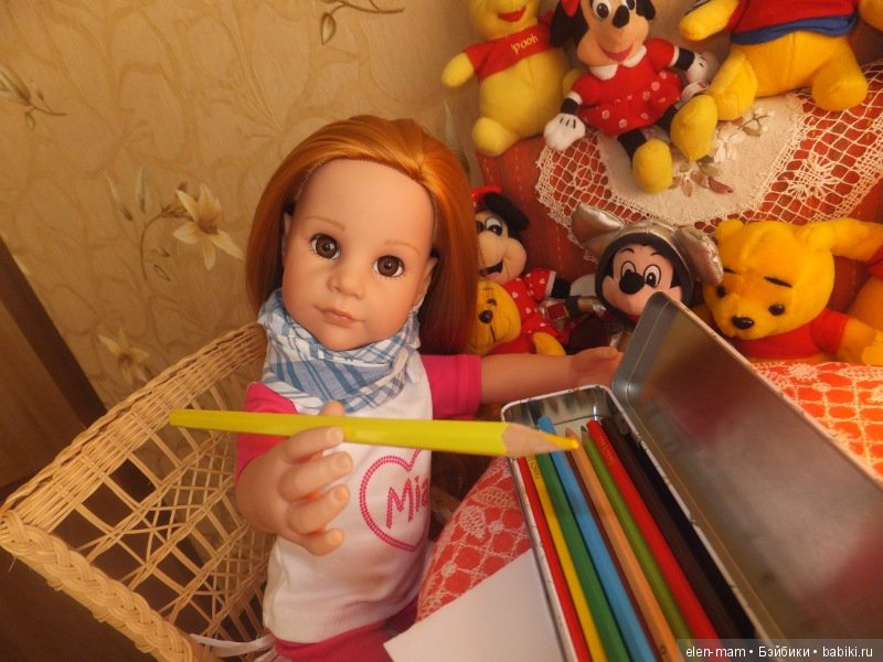 Алёнка рисует