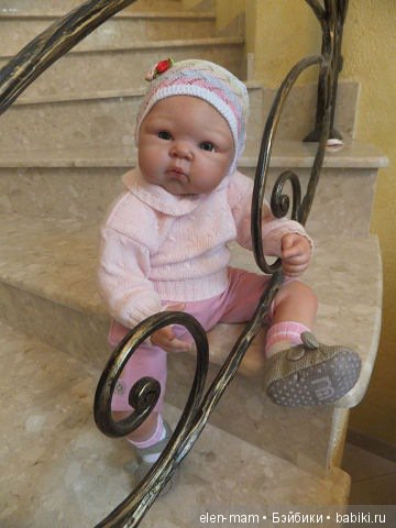 Маша на лестнице