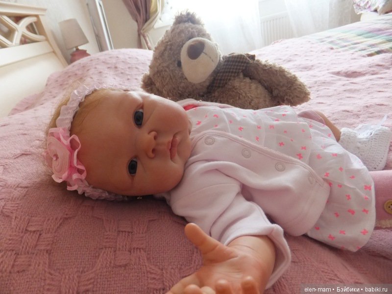 Маша на кровати