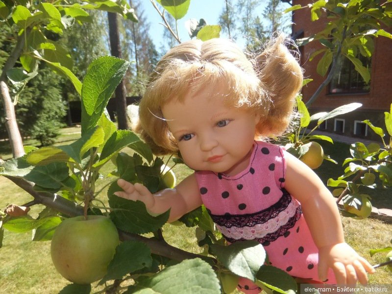 Леонорка тянется за яблоком