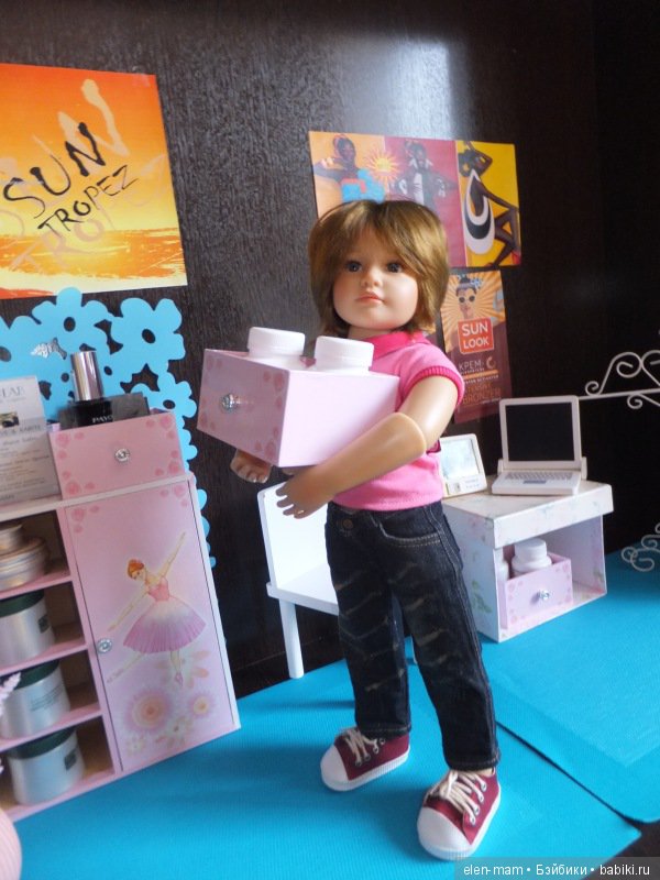 Майк с коробками