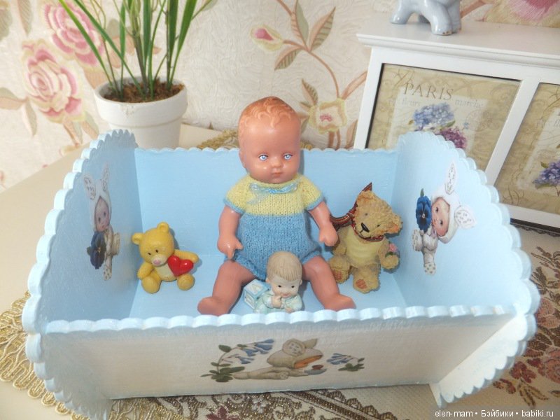 Пупсик в кроватке