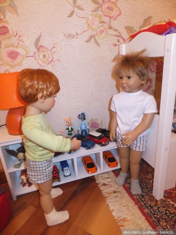 Играют с игрушками