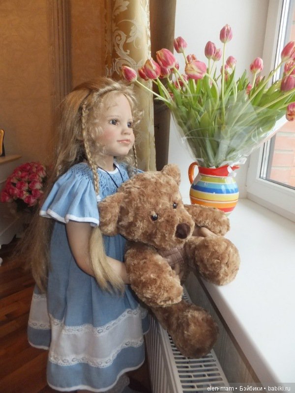 Софи у окна, тюльпаны