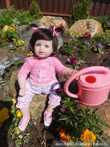 Адорка с лейкой