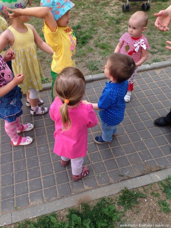 Среди девочек, двор