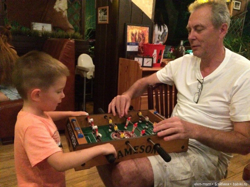 Игра в настольный футбол, с дедушкой