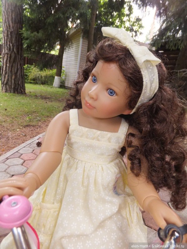 Лаура на велосипеде