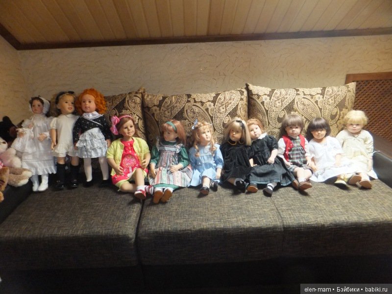 Куклы на диване