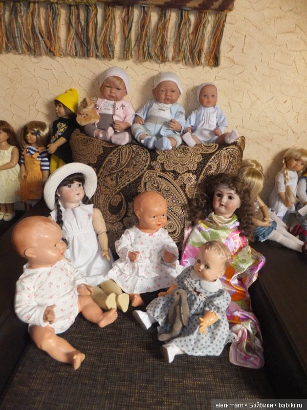 Куклы в кресле