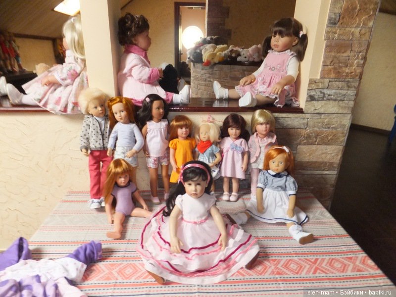Куклы на столике