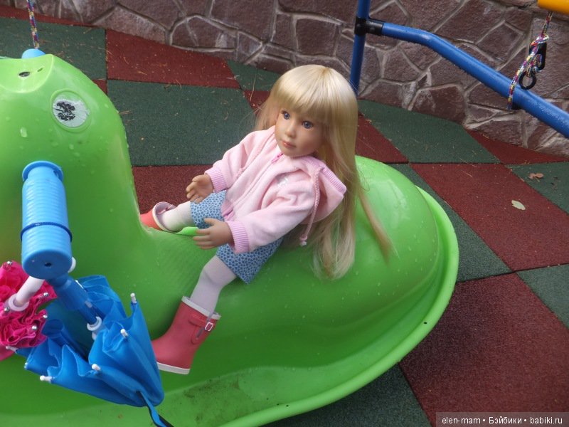 Эля катается