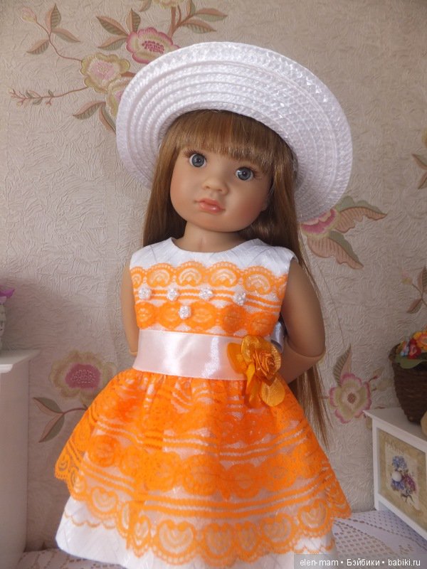 Оливия в оранжевом платье