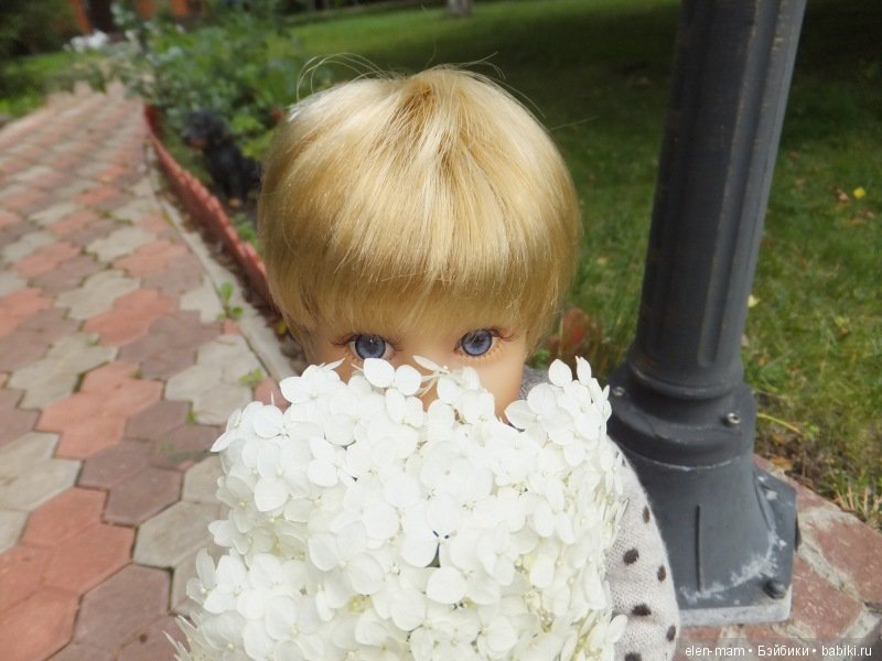 Спрятался за букетиком