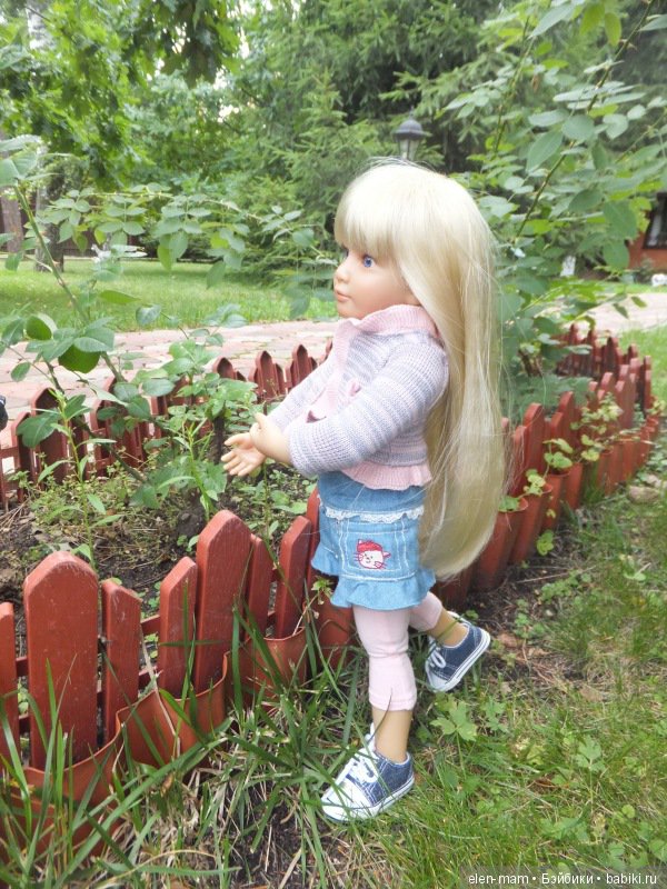 Анжелика смотрит на ротвейлера