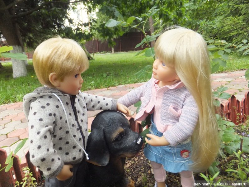 Гладят собаку вдвоём