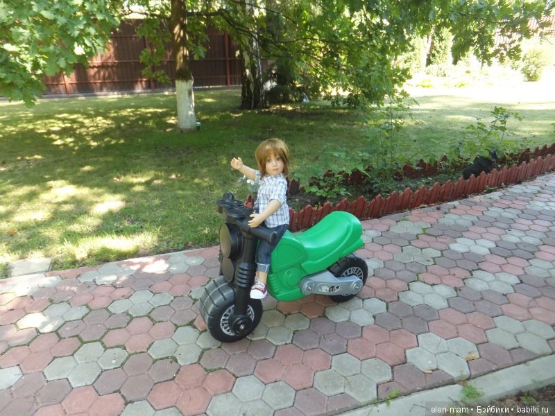 Марк машет рукой