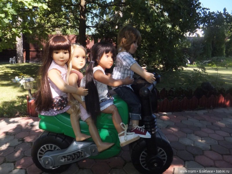 Все ребята на мотоцикле