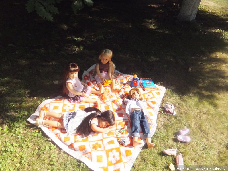 Отдыхают на лужайке