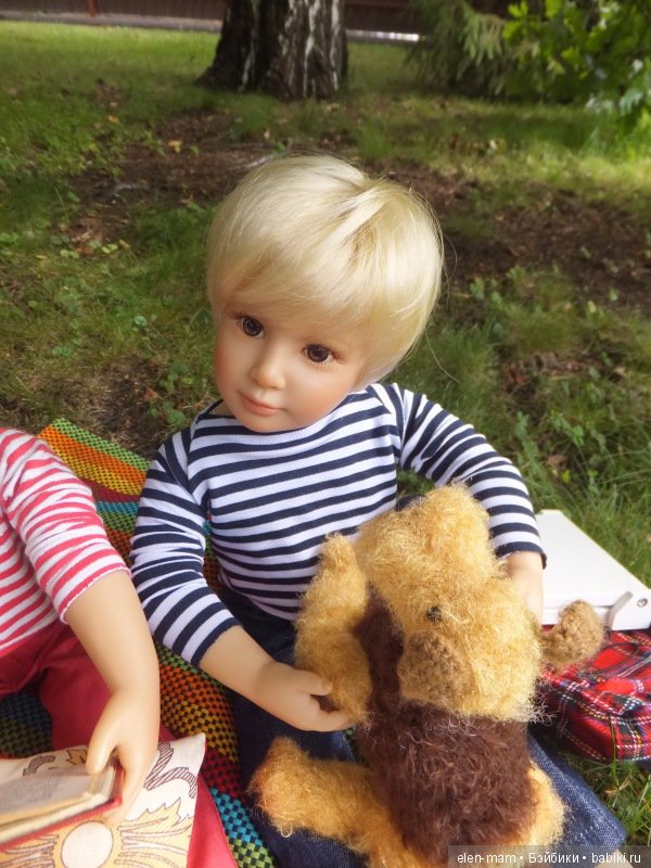 Лёня смотрит в словарь