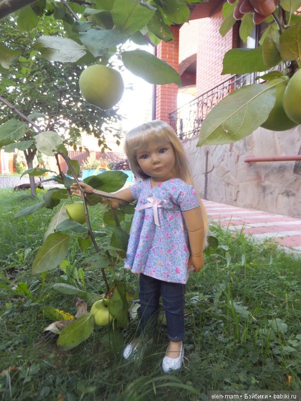 Возле яблони