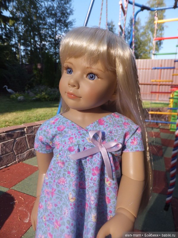 Смотрит по сторонам