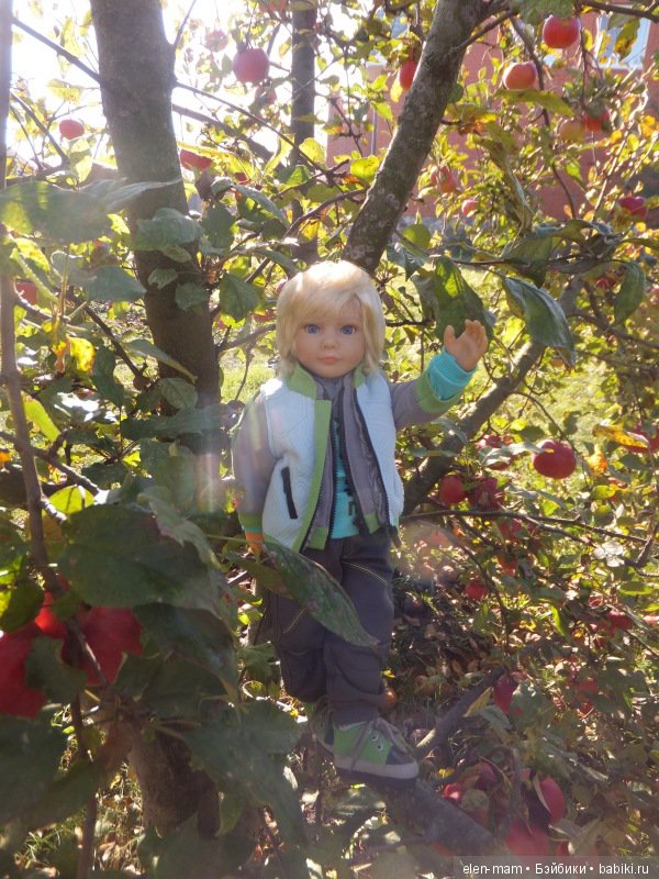 Под яблоней